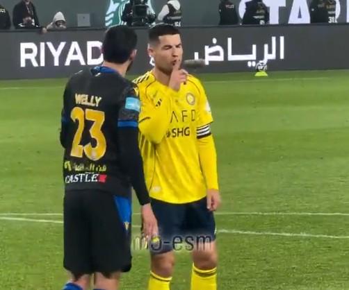 完美世界对战平台-C罗和布赖代球员禁区内互动，C罗用手势示意对手“少说多做”