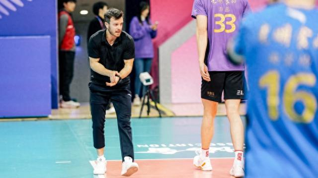 完美世界对战平台-没想到吧，上海男排幕后藏着位英伦“体能魔法师”|艾德里安|新民晚报|卡迪夫城|训练|教练_新浪体育_新浪新闻